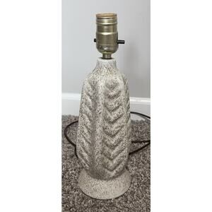 Vintage MCM Atomic Arrow Feather Beige Speckled Ceramic Small Table Lamp 12"